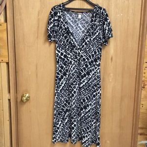 Short sleeve v neck dress